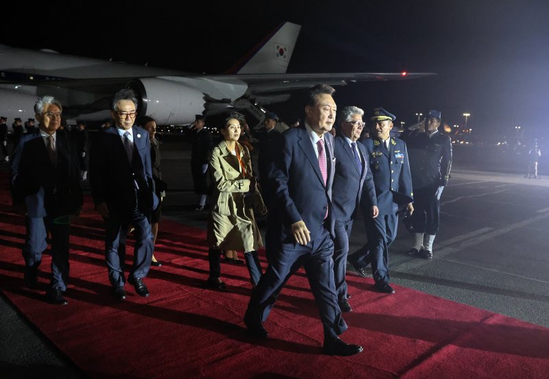 아시아태평양경제협력체(APEC) 정상회의에 참석하는 윤석열 대통령이 14일(현지시각) 페루 리마 제2공군비행장에 도착해 이동하고 있다. (사진=APEC 제공) /사진=뉴시스화상