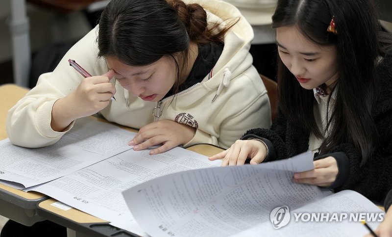 N수생 따라잡는 현역 고3..."점수 격차 좁혀졌다"