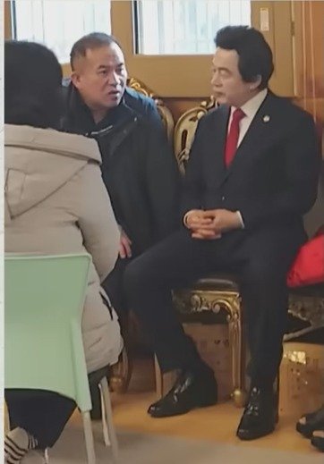 명태균 씨가 2022년 초 허경영 국가혁명당 명예 대표의 하늘궁을 찾아 여론조사업체 PNR 영업을 한 것으로 알려졌다. (유튜브 갈무리) ⓒ 뉴스1