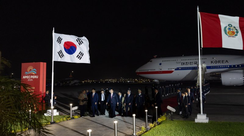 [리마=뉴시스] 조수정 기자 = 아시아태평양경제협력체(APEC) 정상회의에 참석하는 윤석열 대통령이 14일(현지시각) 페루 리마 제2공군비행장에 도착해 이동하고 있다. (공동취재) 2024.11.15. chocrystal@newsis.com