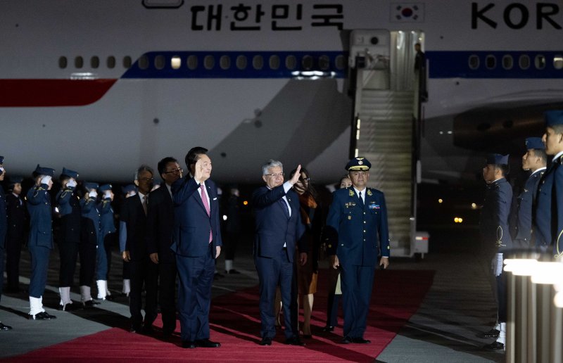 [리마=뉴시스] 조수정 기자 = 아시아태평양경제협력체(APEC) 정상회의에 참석하는 윤석열 대통령이 14일(현지시각) 페루 리마 제2공군비행장에 도착해 이동하며 인사하고 있다. (공동취재) 2024.11.15. chocrystal@newsis.com