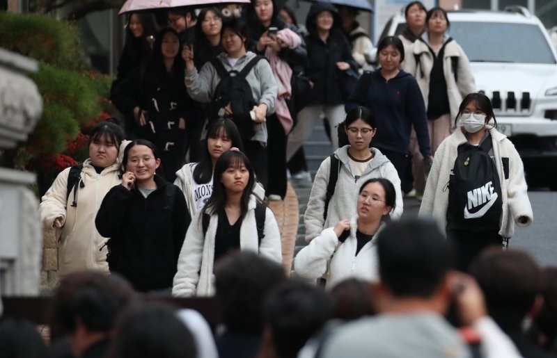 대학수학능력시험을 마친 수험생들이 시험장을 나서고 있다. /뉴스1 ⓒ News1 김기태 기자