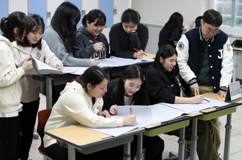 고3 수험생들이 담임교사와 함께 2025학년도 대학수학능력시험(수능) 가채점을 하고 있다. /뉴스1 ⓒ News1 공정식 기자