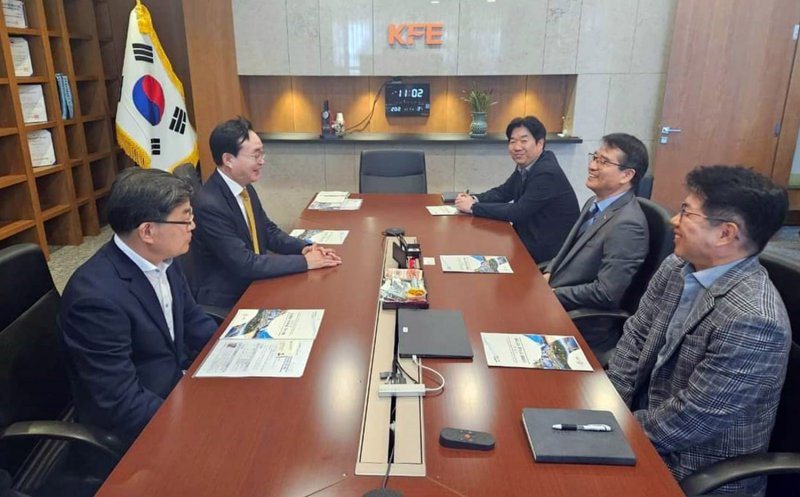 [나주=뉴시스] 한국핵융합에너지연구원을 방문한 윤병태 전남 나주시장(왼쪽 위)이 오영국 원장에게 인공태양 연구시설 나주 유치 의지를 밝히고 있다. (사진=나주시 제공) 2024.11.15. photo@newsis.com *재판매 및 DB 금지