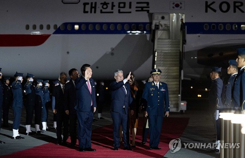 윤석열 대통령, APEC 정상회의 개최지 페루 리마 도착 윤석열 대통령, APEC 정상회의 개최지 페루 리마 도착 (리마[페루]=연합뉴스) 홍해인 기자 = 31차 아시아태평양경제협력체(APEC) 정상회의에 참석하는 윤석열 대통령이 14일(현지시간) 페루 리마 제2공군비행단에 도착해 인사하고 있다. 2024.11.15 [공동취재] hihong@yna.co.kr (끝)