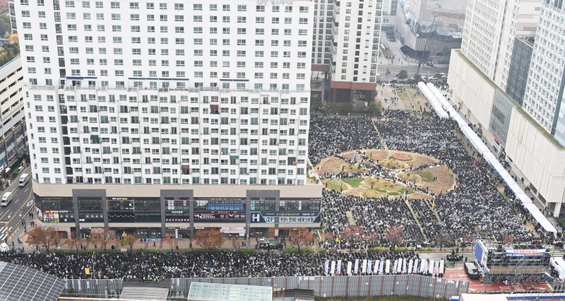 [수원=뉴시스] 김종택기자 = 신천지예수교 증거장막성전(신천지예수교) 성도 수만명이 15일 경기도 수원시 영통구 경기도청 앞에서 집회를 하고 있다. 이날 신천지예수교회는 경기관광공사가 협의도 없이 파주 임진각 평화누리 대관을 대관 당일 일방적으로 취소 통보한 것에 대해 규탄하며 김동연 경기도지사와 경기관광공사에 대한 사과를 요구했다. 2024.11.15. jtk@newsis.com