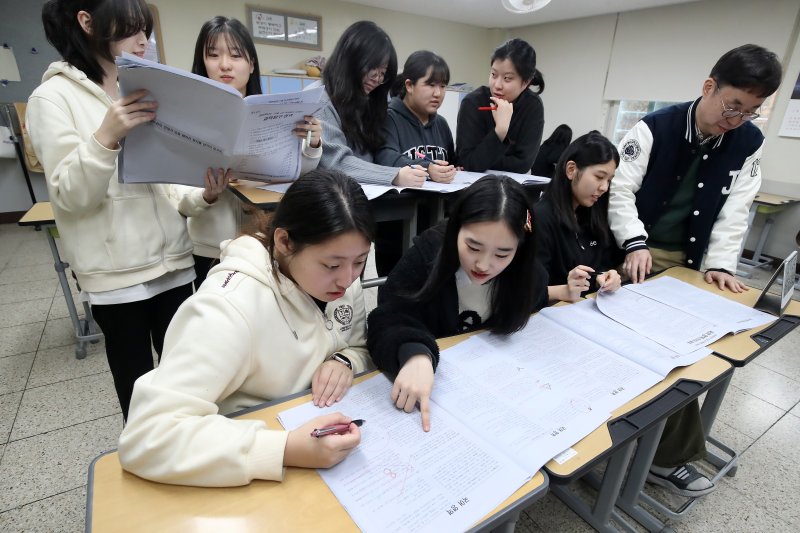 15일 오전 대구 수성구 정화여자고등학교에서 고3 수험생들이 담임교사와 함께 전날 치른 2025학년도 대학수학능력시험(수능) 가채점을 하고 있다. 2024.11.15/뉴스1 ⓒ News1 공정식 기자