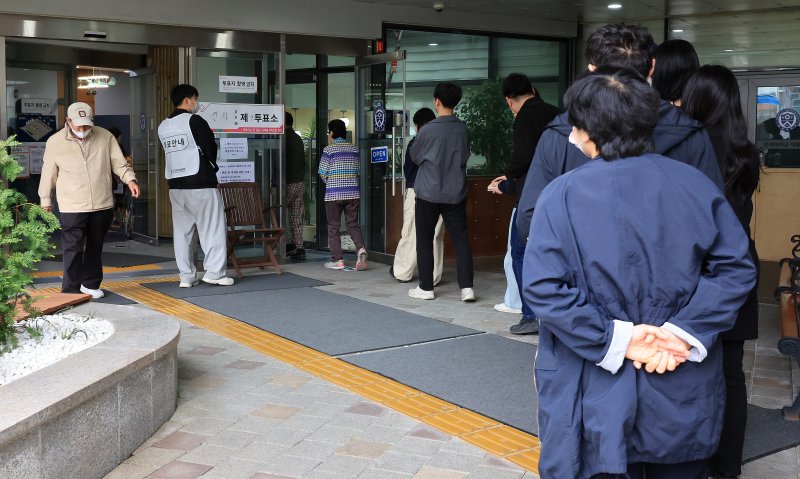 제22대 국회의원 선거일인 10일 오전 서울 서대문구 연세대학교 재활학교에 마련된 연희동 제9투표소를 찾은 유권자들이 소중한 한 표를 행사하기 위해 줄을 서서 기다리고 있다. 2024.4.10/뉴스1 ⓒ News1 김진환 기자