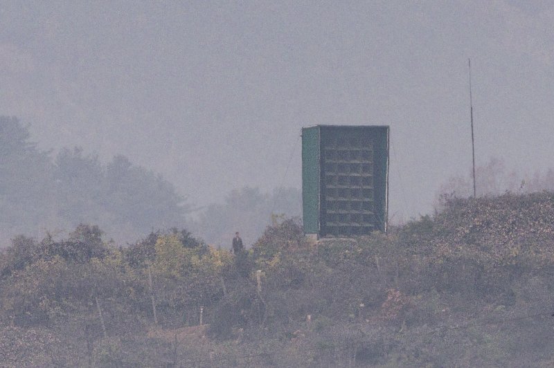 지난 15일 경기도 파주시 접경지역에서 바라본 북한 황해북도 개풍군 임진강변에서 북한군이 대남 확성기를 바라보고 있다. 이날 미국은 페루에서 열리는 한미일 3국 정상회의에서 북한군의 러시아 파병 및 우크라이나 전쟁 참전에 대해 "조율된 대응"이 논의될 것이라고 밝혔다. 사진=연합뉴스