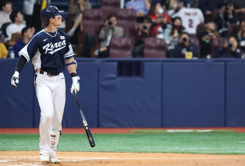 [서울=뉴시스] 김금보 기자 = 2일 서울 구로구 고척스카이돔에서 열린 2024 WBSC 프리미어12 한국 야구대표팀과 쿠바의 2차 평가전, 2회초 무사 주자없는 상황 한국 윤동희가 솔로홈런을 치고 타구를 바라보고 있다. 2024.11.02. kgb@newsis.com