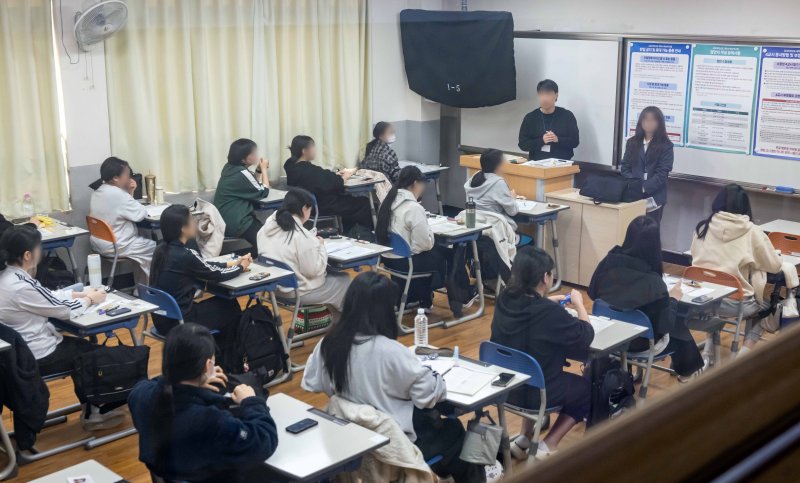 [부산=뉴시스] 하경민 기자 = 2025학년도 대학수학능력시험일인 14일 부산 동래구 사직고등학교에서 수험생들이 시험 준비를 하고 있다. 2024.11.14. photo@newsis.com **기사 내용과 관련 없음**