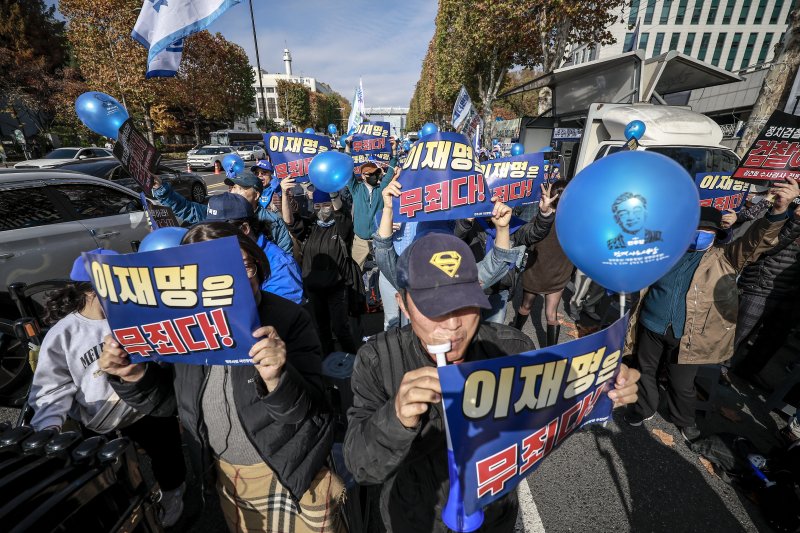 [서울=뉴시스] 정병혁 기자 = 이재명 더불어민주당 대표의 선거법 위반 사건 관련 1심 선고 재판을 앞둔 15일 서울 서초구 서울중앙지방검찰청 인근에서 이재명 대표의 무죄 판결을 촉구하는 집회를 하고 있다. 2024.11.15. jhope@newsis.com