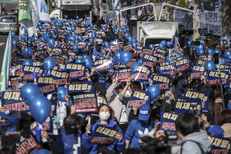 [서울=뉴시스] 정병혁 기자 = 이재명 더불어민주당 대표의 선거법 위반 사건 관련 1심 선고 재판을 앞둔 15일 서울 서초구 서울중앙지방검찰청 인근에서 이재명 대표의 무죄 판결을 촉구하는 집회를 하고 있다. 2024.11.15. jhope@newsis.com