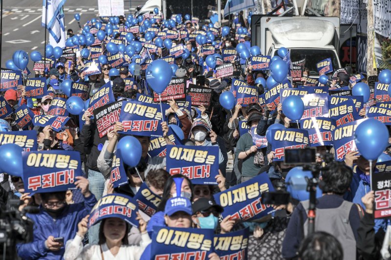 [서울=뉴시스] 정병혁 기자 = 이재명 더불어민주당 대표의 선거법 위반 사건 관련 1심 선고 재판을 앞둔 15일 서울 서초구 서울중앙지방검찰청 인근에서 이재명 대표의 무죄 판결을 촉구하는 집회를 하고 있다. 2024.11.15. jhope@newsis.com