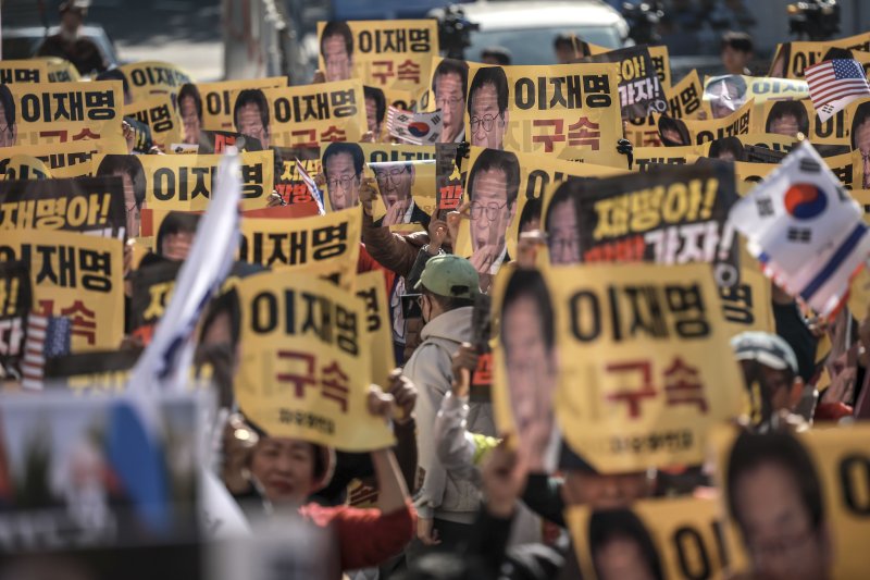 [서울=뉴시스] 정병혁 기자 = 이재명 더불어민주당 대표의 선거법 위반 사건 관련 1심 선고 재판을 앞둔 15일 서울 서초구 서울중앙지방법원 인근에서 신자유연대와 자유민주국민운동 등 관계자들이 이재명 대표 규탄 집회를 하고 있다. 2024.11.15. jhope@newsis.com