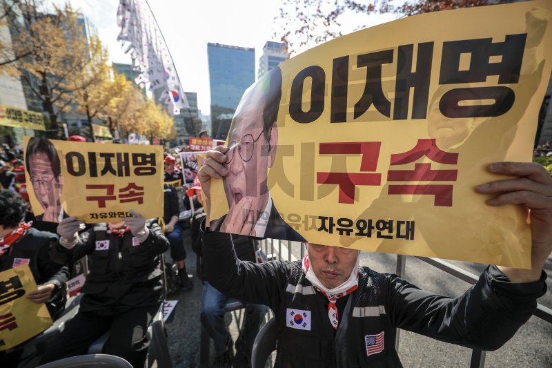 [서울=뉴시스] 정병혁 기자 = 이재명 더불어민주당 대표의 선거법 위반 사건 관련 1심 선고 재판을 앞둔 15일 서울 서초구 서울중앙지방법원 인근에서 신자유연대와 자유민주국민운동 등 관계자들이 이재명 대표 규탄 집회를 하고 있다. 2024.11.15. jhope@newsis.com