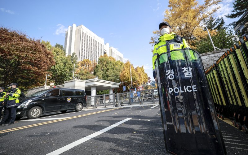 [서울=뉴시스] 정병혁 기자 = 이재명 더불어민주당 대표의 선거법 위반 사건 관련 1심 선고 재판을 앞둔 15일 서울 서초구 서울중앙지방법원에 경찰 병력이 배치되어 있다.2024.11.15. jhope@newsis.com