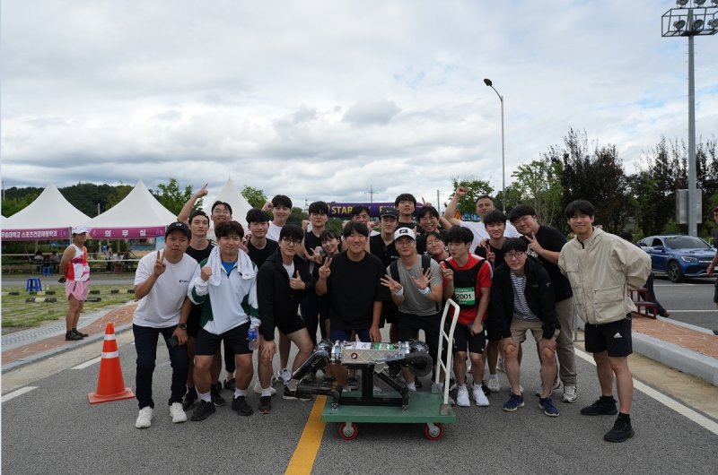 황보제민 KAIST 교수(앞줄 오른쪽 두번째) 연구팀이 라이보와 지난 9월 ‘2024 금산인삼축제 마라톤’에 참가해 기념촬영을 하고 있다. (KAIST 제공) /뉴스1