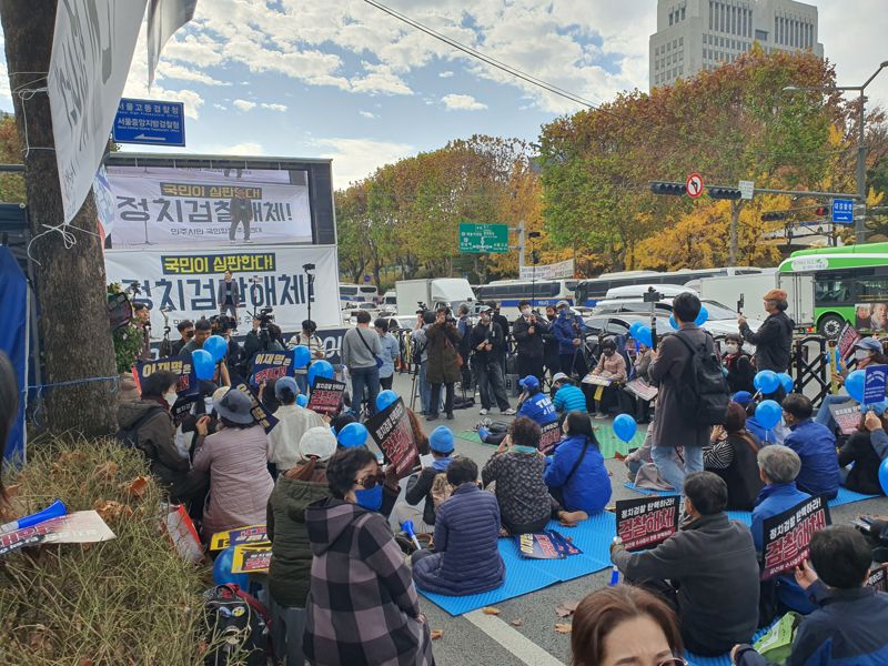 더불어민주당 이재명 대표의 공직선거법 위반 1심 선고가 있는 15일 오후 서울중앙지법 앞. 사진=최은솔 기자.