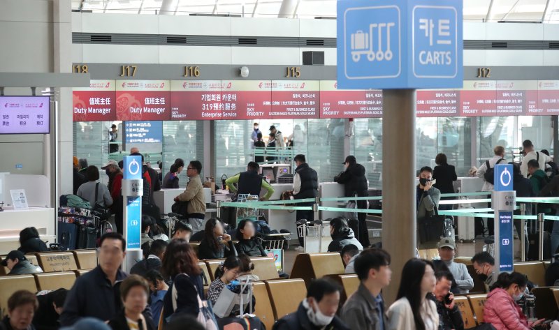 인천국제공항 1터미널 출국장에서 관광객들이 중국행 비행기 탑승을 위해 수속 절차를 기다리고 있다. 2024.11.7/뉴스1 ⓒ News1 권현진 기자