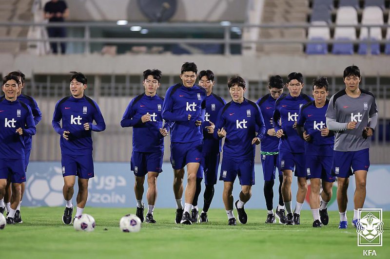 한국 축구대표팀 선수들이 11일 오후(현지시간) 쿠웨이트 압둘라 알 칼리파 스타디움에서 첫 현지 적응 훈련을 갖고 있다. (대한축구협회 제공) 2024.11.12/뉴스1