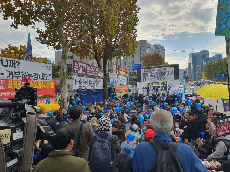 더불어민주당 이재명 대표의 공직선거법 위반 1심 선고가 있는 15일 오후 서울중앙지법 앞. 사진=최은솔 기자.