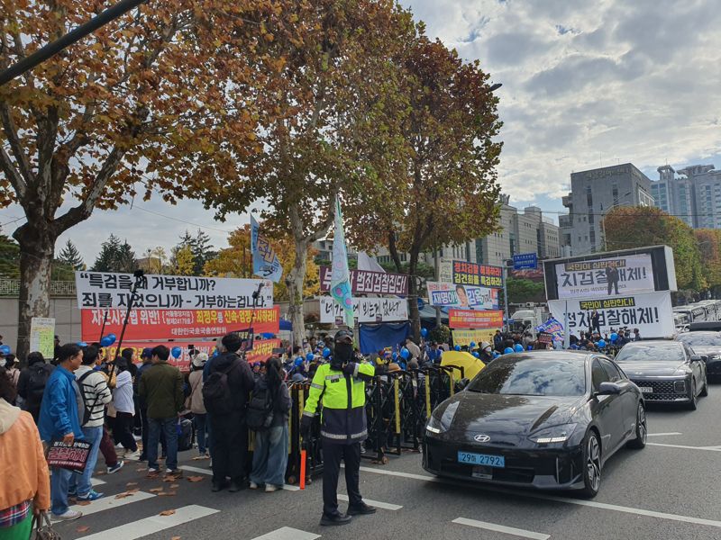 더불어민주당 이재명 대표의 공직선거법 위반 1심 선고가 있는 15일 오후 서울중앙지법 앞. 사진=최은솔 기자.