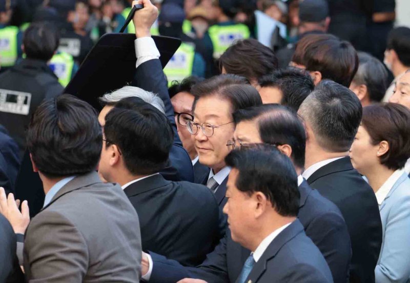 더불어민주당 이재명 대표가 15일 오후 서울 서초구 서울중앙지법에서 열린 1심 선고공판에 출석하고 있다. /사진=연합뉴스