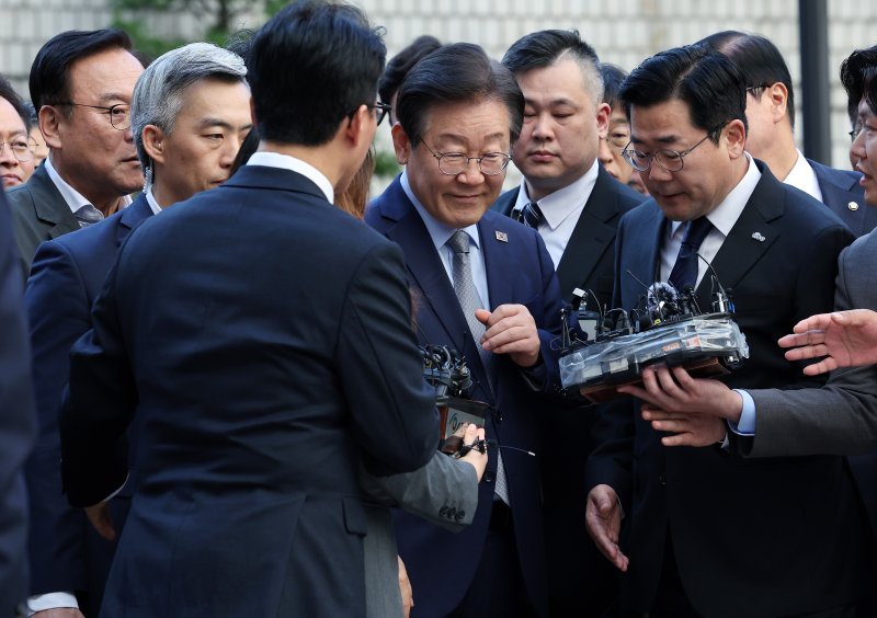 이재명 더불어민주당 대표가 15일 서울 서초구 서울중앙지방법원에서 열린 '공직선거법 위반' 1심 선고 공판에 출석하고 있다. 2024.11.15/뉴스1 ⓒ News1 이동해 기자