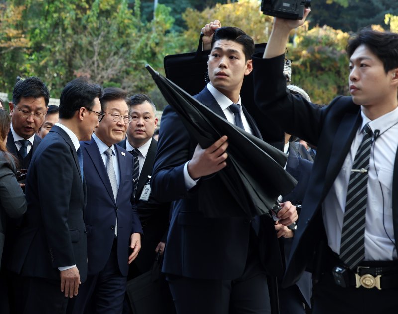 이재명 더불어민주당 대표가 15일 서울 서초구 서울중앙지방법원에서 열린 '공직선거법 위반' 1심 선고 공판에 출석하고 있다.2024.11.15/뉴스1 ⓒ News1 이동해 기자