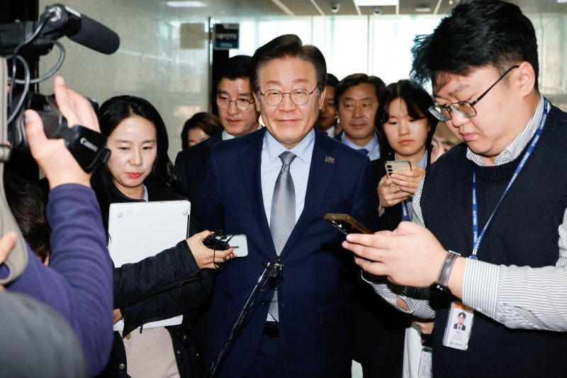 공직선거법 위반 혐의 1심 선고를 앞둔 이재명 더불어민주당 대표가 15일 서울 여의도 국회 당대표실을 나서며 취재진 질문을 받고 있다. 2024.11.15/뉴스1 ⓒ News1 안은나 기자