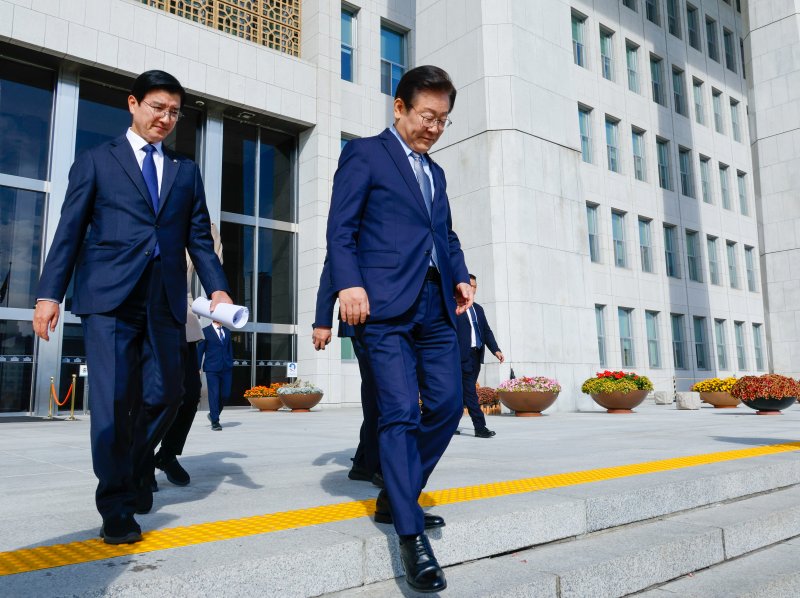 공직선거법 위반 혐의 1심 선고를 앞둔 이재명 더불어민주당 대표가 15일 서울 여의도 국회를 나서 차량으로 향하고 있다. 2024.11.15/뉴스1 ⓒ News1 안은나 기자