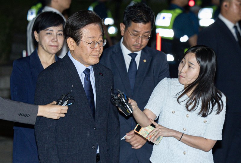 이재명 더불어민주당 대표가 30일 오후 서울 서초구 서울중앙지방법원에서 열린 '위증교사 혐의' 1심 결심 공판을 마친 후 법정을 나서고 있다. 이날 검찰은 이 대표에게 징역 3년을 구형했다. 2024.9.30/뉴스1 ⓒ News1 이재명 기자