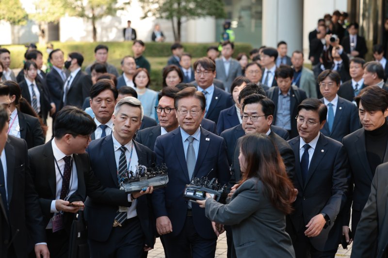 공직선거법상 허위사실 공표 혐의를 받는 이재명 더불어민주당 대표가 15일 오후 서울 서초구 서울중앙지법에서 열린 1심 선고공판 출석을 마치고 법정을 나서고 있다./사진=연합뉴스