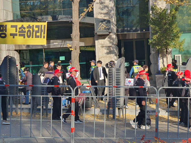 15일 오후 서울 서초동 서울중앙지법 앞에서 보수단체 회원들이 더불어민주당 이재명 대표 1심 선고가 나온 후 집회를 마무리하고 있다. 사진=최은솔기자