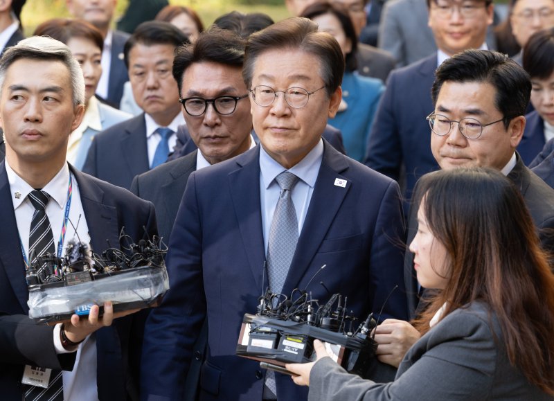 이재명 더불어민주당 대표가 15일 서울 서초구 서울중앙지방법원에서 열린 공직선거법 위반 사건 관련 1심 선고 재판에서 징역 1년에 집행유예 2년을 선고받은 뒤 법원을 나서고 있다. /사진=뉴시스