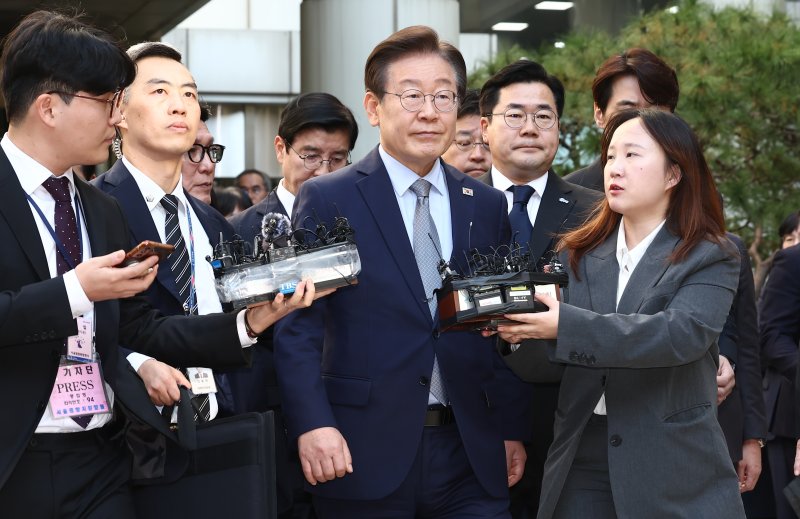 이재명 더불어민주당 대표가 15일 서울 서초구 서울중앙지방법원에서 열린 '공직선거법 위반' 1심 선고 공판에서 징역 1년에 집행유예 2년을 선고받은 뒤 법정을 나서고 있다. 2024.11.15/뉴스1 ⓒ News1 김민지 기자