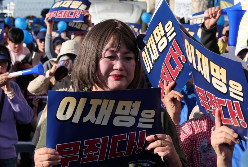 이재명 더불어민주당 대표의 '공직선거법 위반' 1심 선고 공판에서 징역 1년에 집행유예 2년을 선고받은 15일 서울 서초구 서울중앙지방법원 앞에서 한 지지자가 울먹이고 있다. 2024.11.15/뉴스1 ⓒ News1 김성진 기자