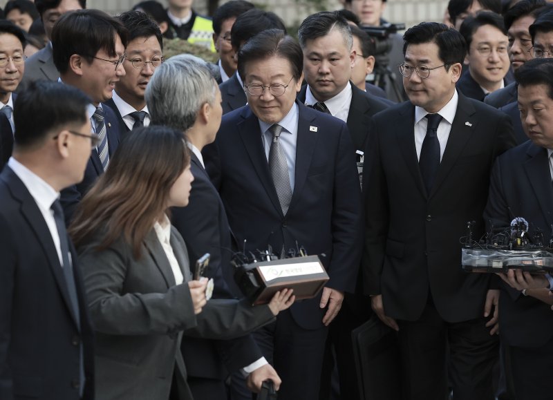 [서울=뉴시스] 정병혁 기자 = 이재명 더불어민주당 대표가 15일 서울 서초구 서울중앙지방법원에서 열린 공직선거법 위반 사건 관련 1심 선고 재판에 출석하고 있다. 2024.11.15. jhope@newsis.com