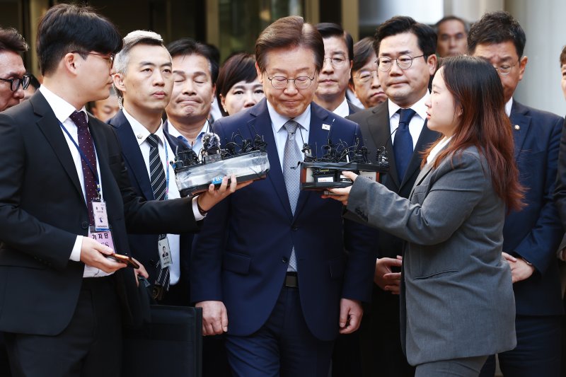 이재명 더불어민주당 대표가 15일 서울 서초구 서울중앙지방법원에서 열린 '공직선거법 위반' 1심 선고 공판에서 징역 1년에 집행유예 2년을 선고 받은 뒤 법정을 나서고 있다. 2024.11.15/뉴스1 ⓒ News1 김민지 기자