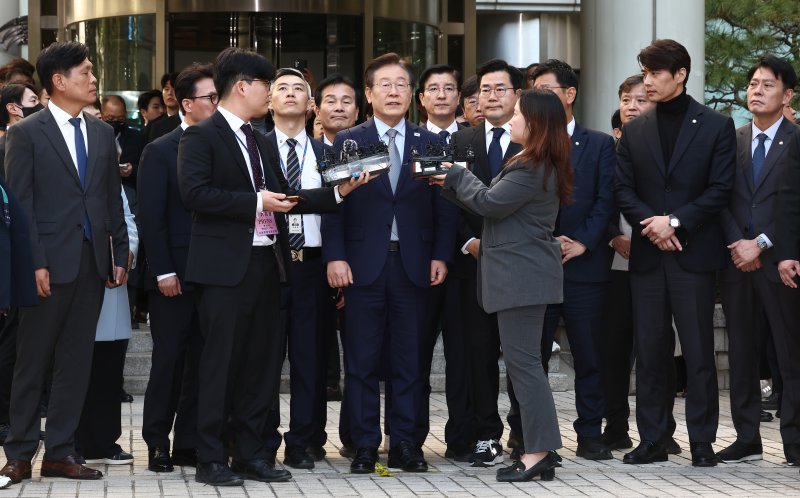 이재명 더불어민주당 대표가 15일 서울 서초구 서울중앙지방법원에서 열린 '공직선거법 위반' 1심 선고 공판에서 징역 1년에 집행유예 2년을 선고받은 뒤 법정을 나서며 취재진의 질문에 답하고 있다. 2024.11.15/뉴스1 ⓒ News1 김민지 기자