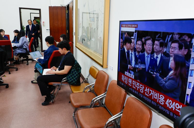 추경호 국민의힘 원내대표가 15일 오후 서울 여의도 국회에서 이재명 더불어민주당 대표의 공직선거법 위반 1심 의원직 상실형 선고와 관련 브리핑을 하기 위해 입장하고 있다. 오른쪽은 이 대표 1심 선고 관련 뉴스 화면. 2024.11.15/뉴스1 ⓒ News1 안은나 기자