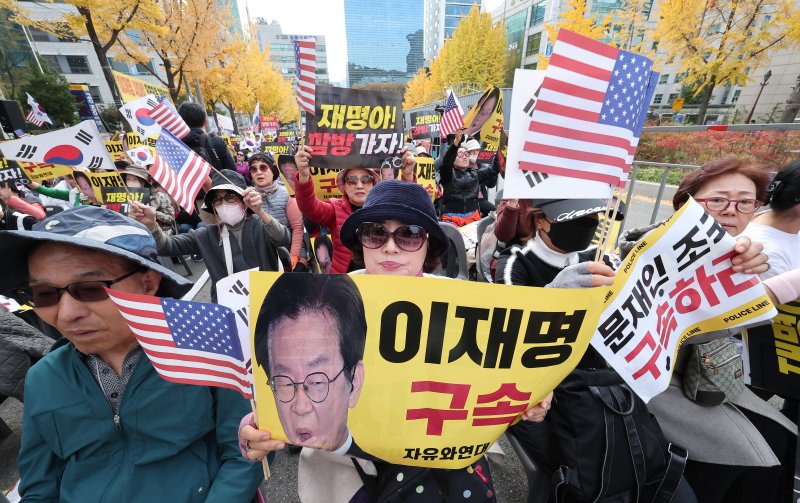 신자유연대와 자유민주국민운동 등 회원들이 15일 서울 서초구 서울중앙지방법원 앞에서 이재명 더불어민주당 대표 규탄 집회를 하고 있다. 2024.11.15/뉴스1 ⓒ News1 김성진 기자