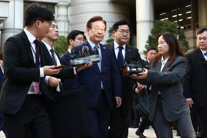 이재명 더불어민주당 대표가 15일 서울 서초구 서울중앙지방법원에서 열린 '공직선거법 위반' 1심 선고 공판에서 징역 1년에 집행유예 2년을 선고받은 뒤 법정을 나서고 있다. 2024.11.15/뉴스1 ⓒ News1 김민지 기자