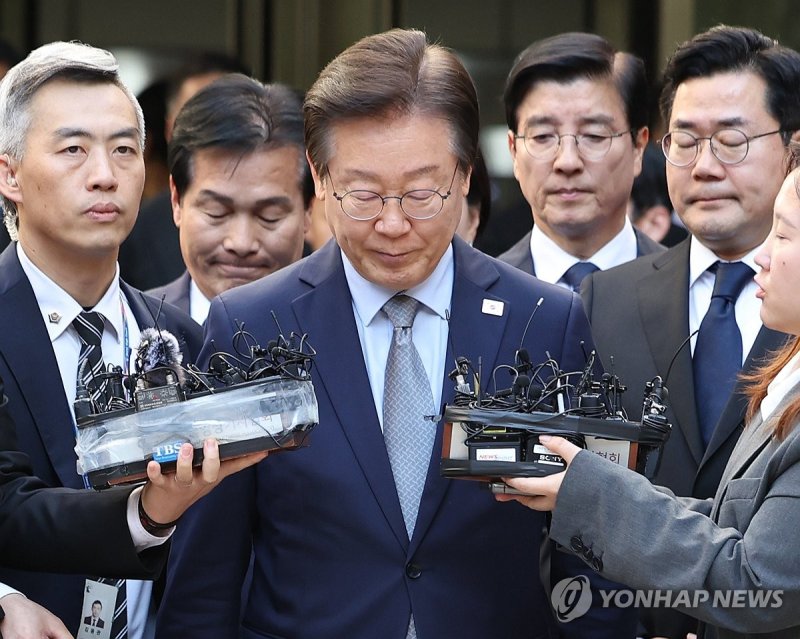 더불어민주당 이재명 대표가 15일 오후 서울 서초구 서울중앙지법에서 열린 공직선거법 위반 혐의 관련 1심 선고 공판을 마친 뒤 법원 청사를 나서고 있다. 이날 서울중앙지법 형사합의34부(한성진 부장판사)는 공직선거법 위반 혐의로 불구속기소된 이 대표에게 징역 1년에 집행유예 2년을 선고했다. /사진=연합뉴스