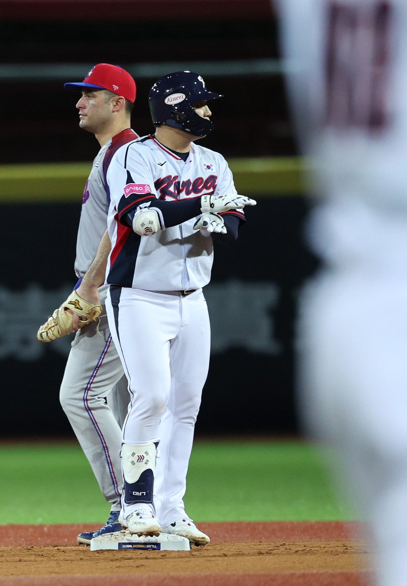 14일(현지시간) 오후 대만 타이베이시 톈무 야구장에서 열린 2024 WBSC 프리미어12 B조 예선 대한민국과 쿠바의 경기, 2회말 대한민국 공격 2사 상황에서 문보경이 2루타를 친 뒤 아파트 세리머니를 하고 있다. 2024.11.14/뉴스1 ⓒ News1 장수영 기자