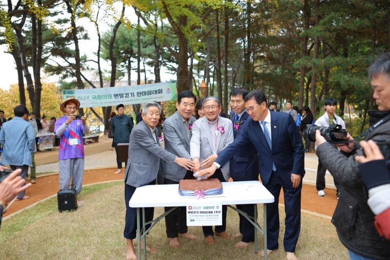 '2024 국회의원 맨발걷기 한마음대회' 개최에 앞서 주요 참석자들이 축하 떡 케익 커팅식을 열고 있다. 오른쪽부터 신정훈 국회 행안위원장, 이학영 부의장, 박동창 회장, 김진표 전 국회의장, 유인태 전 국회사무처 사무총장. 맨발걷기국민운동본부 제공