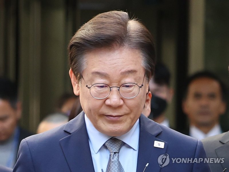 "김건희 특검" 외치며, 이재명에 신발 던진 40대男...검찰 송치
