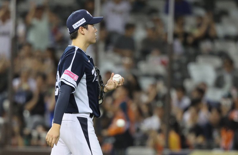 15일(현지시간) 오후 대만 타이베이시 타이베이돔에서 열린 2024 WBSC 프리미어12 B조 예선 대한민국과 일본의 경기, 2회말 일본 공격 2사 2, 3루 상황에서 구레야바시의 안타로 2실점한 최승용이 아쉬워하고 있다. 2024.11.15/뉴스1 ⓒ News1 장수영 기자