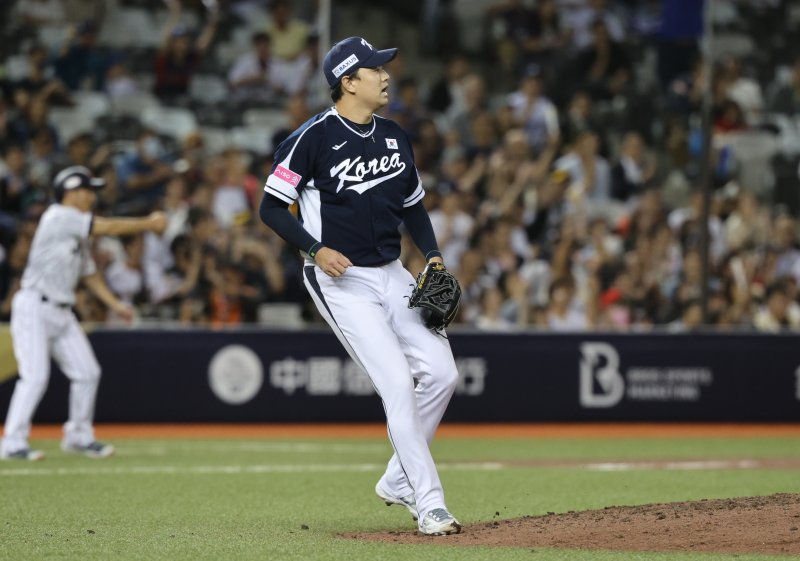 15일(현지시간) 오후 대만 타이베이시 타이베이돔에서 열린 2024 WBSC 프리미어12 B조 예선 대한민국과 일본의 경기, 5회말 일본공격 2사 만루 상황에서 마운드에 오른 이영하가 안타를 허용하며 2실점하고 있다. 2024.11.15/뉴스1 ⓒ News1 장수영 기자